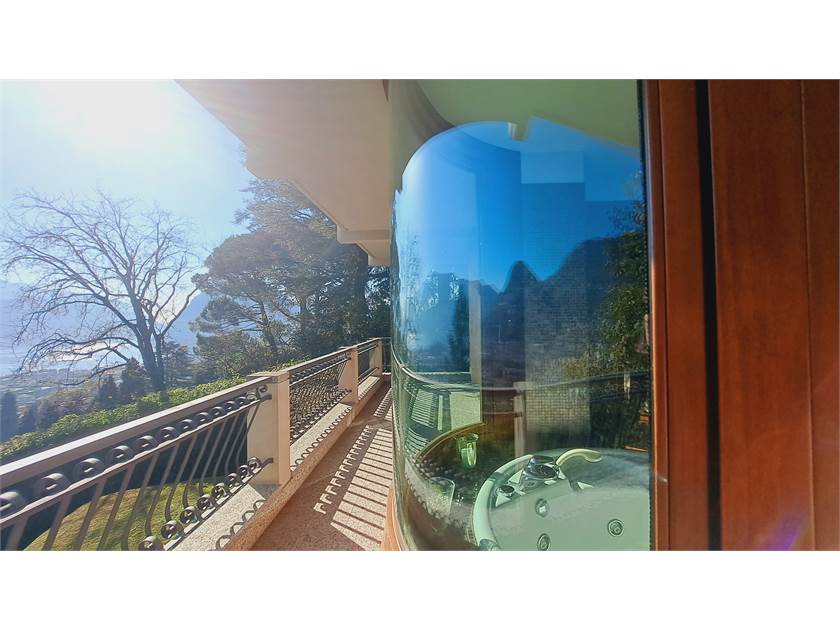 Balkon mit Berg- und Gartenblick