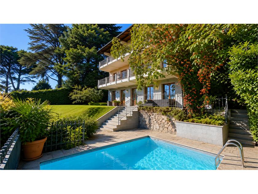 Außenansicht einer Villa mit Pool