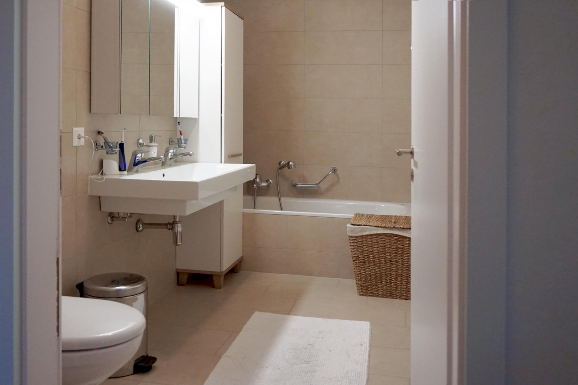 Modernes Badezimmer mit Badewanne und Waschbereich