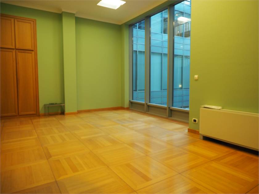 Leerer Raum mit großen Fenstern
