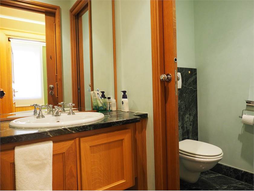 Gäste-WC mit Waschbecken und Toilette