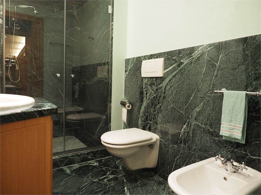 Badezimmer mit dunkler Marmoroptik