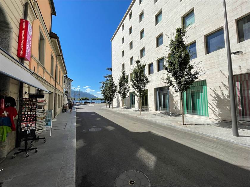 Straßenszene zwischen Gebäuden am Wasser