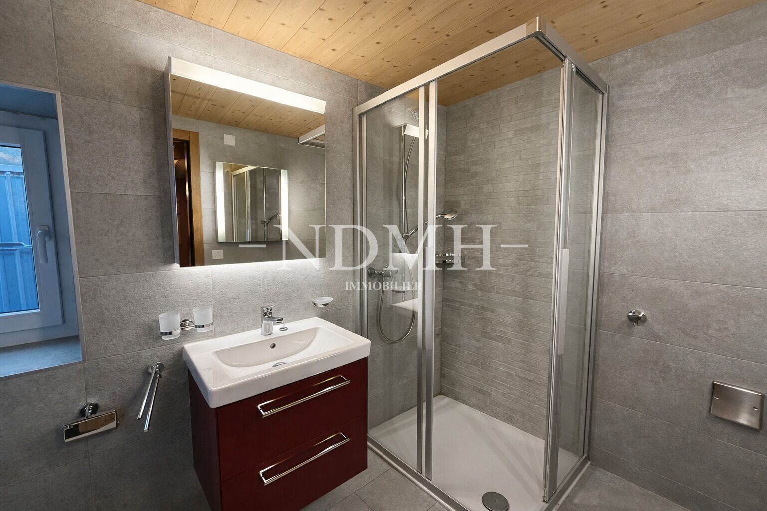 Modernes Badezimmer mit Dusche und Waschtisch