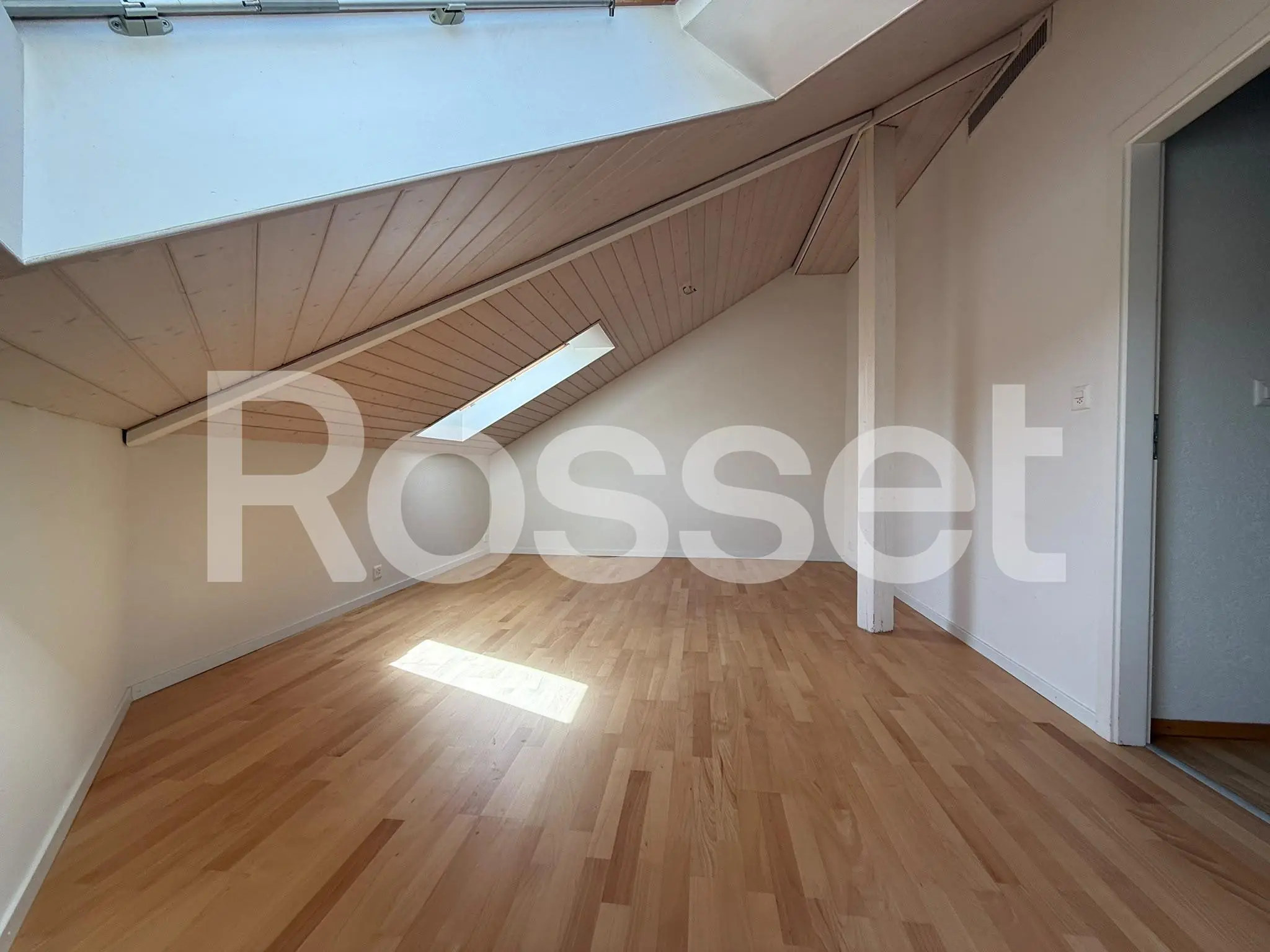 Ausgebauter Dachraum mit Dachfenstern
