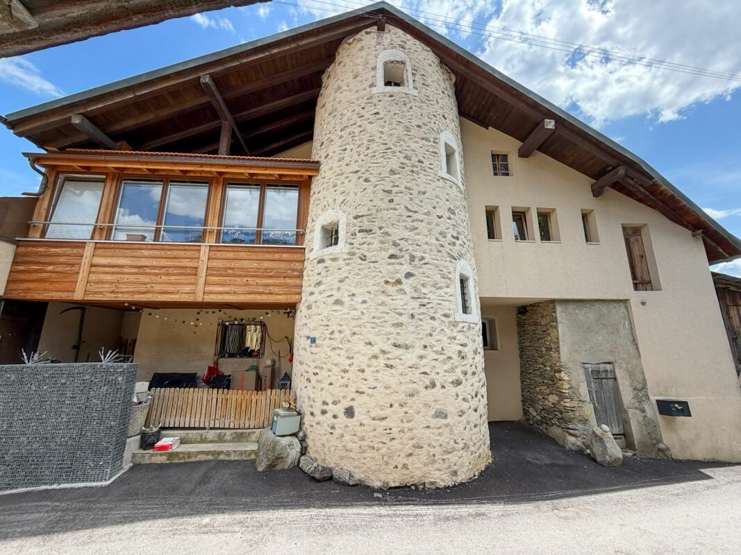 Rustikales Haus mit markantem Steinturm