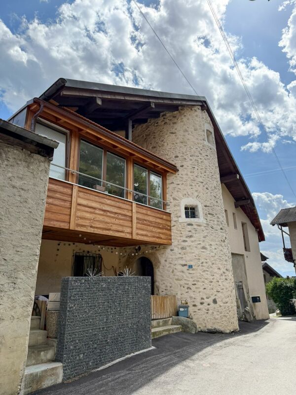 Historisches Wohnhaus mit Holz-Erker und Natursteinfassade
