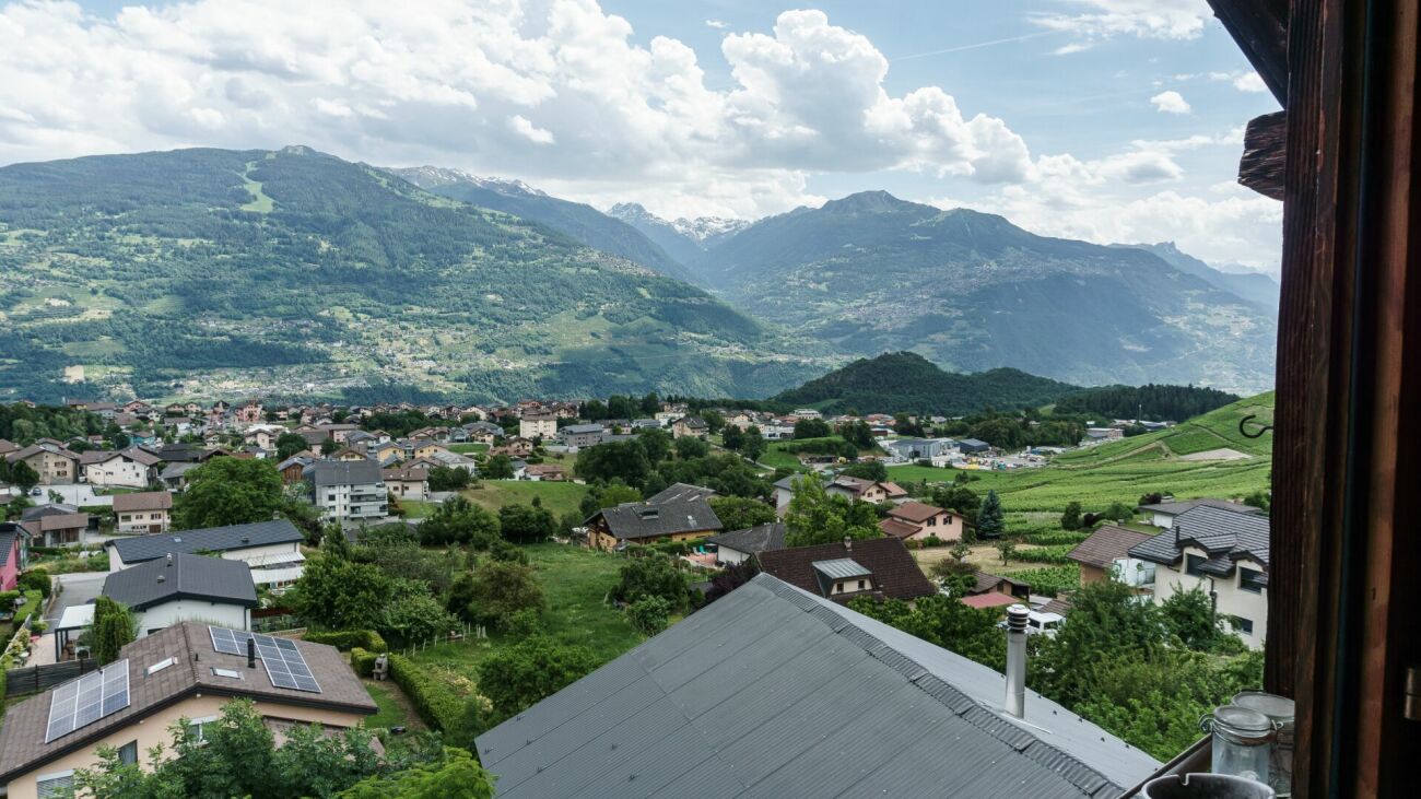 Alpenblick über ein Dorf mit Bergen