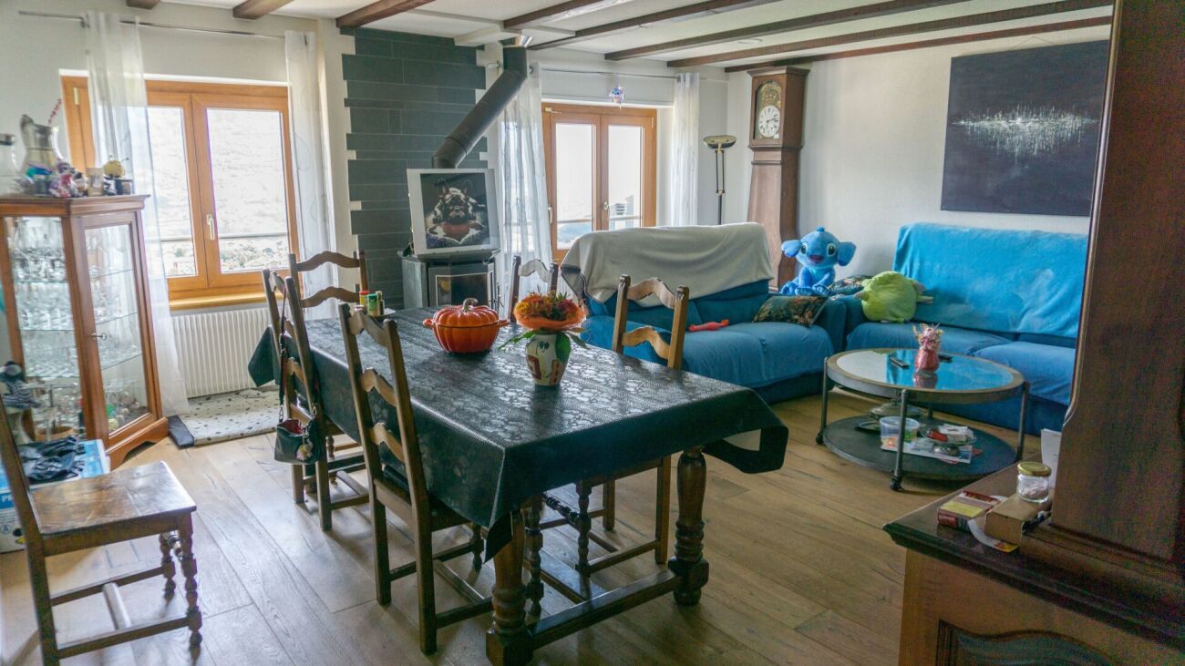 Gemütliches Wohn- und Esszimmer mit Kamin und Sofa-Ecke