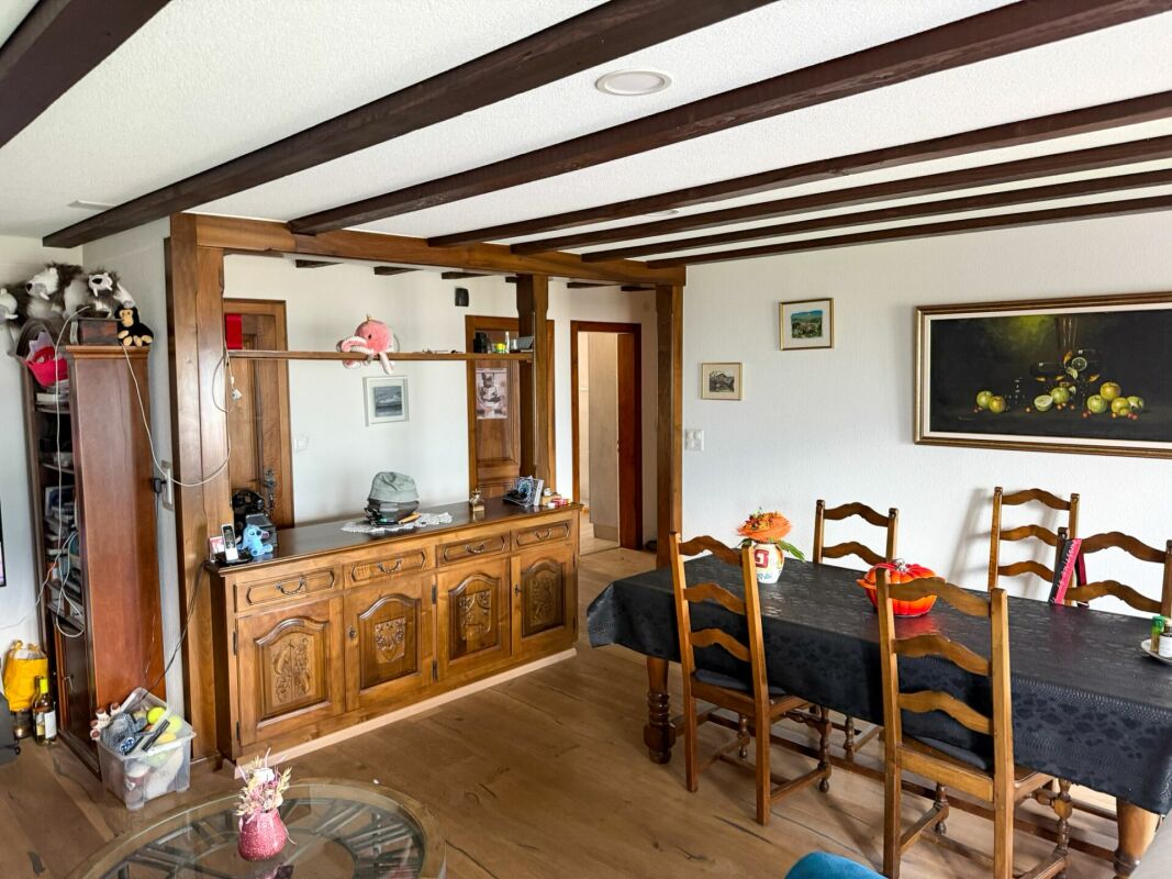 Esszimmer mit Holzdeckenbalken