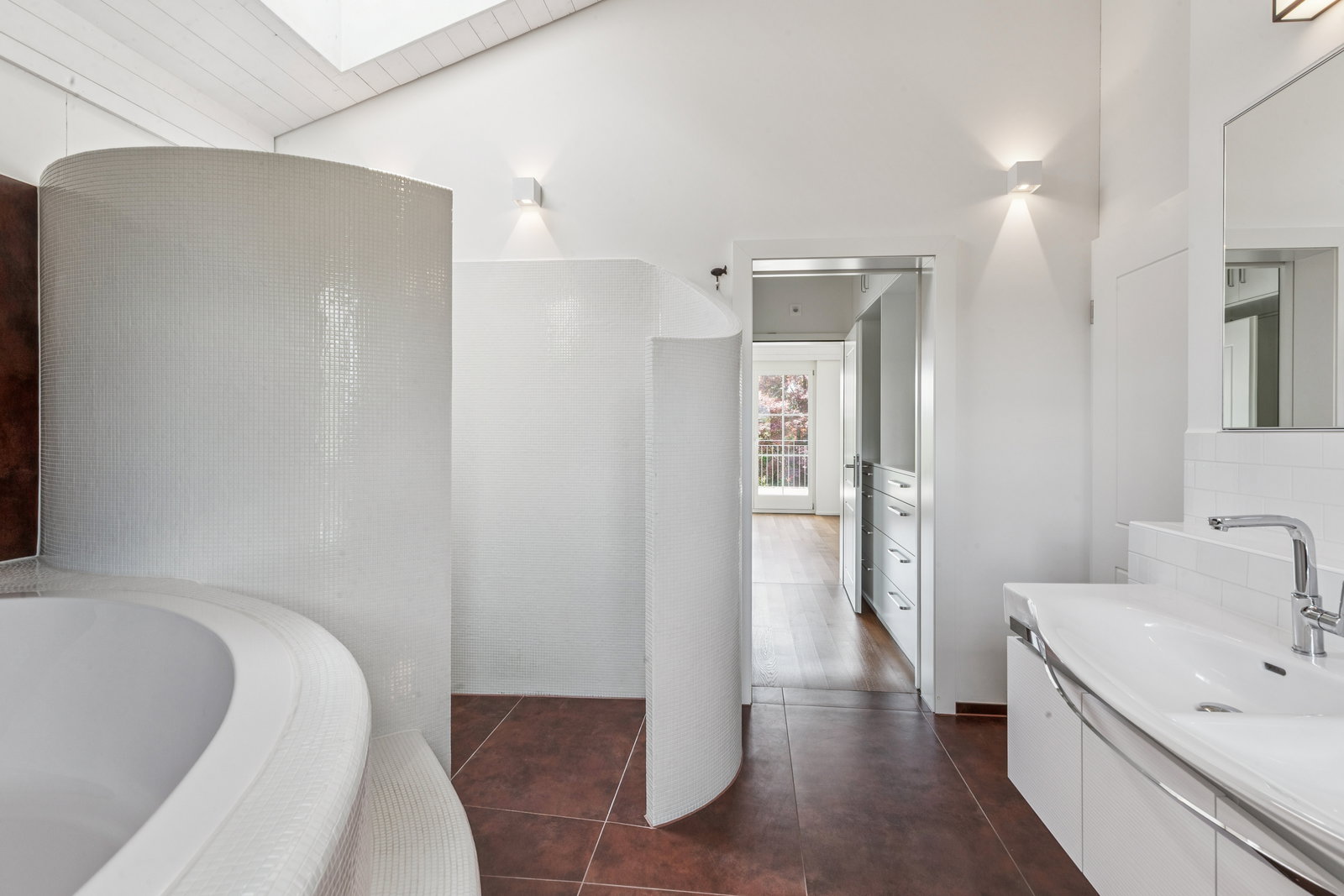 Modernes Badezimmer mit Badewanne und Waschtisch