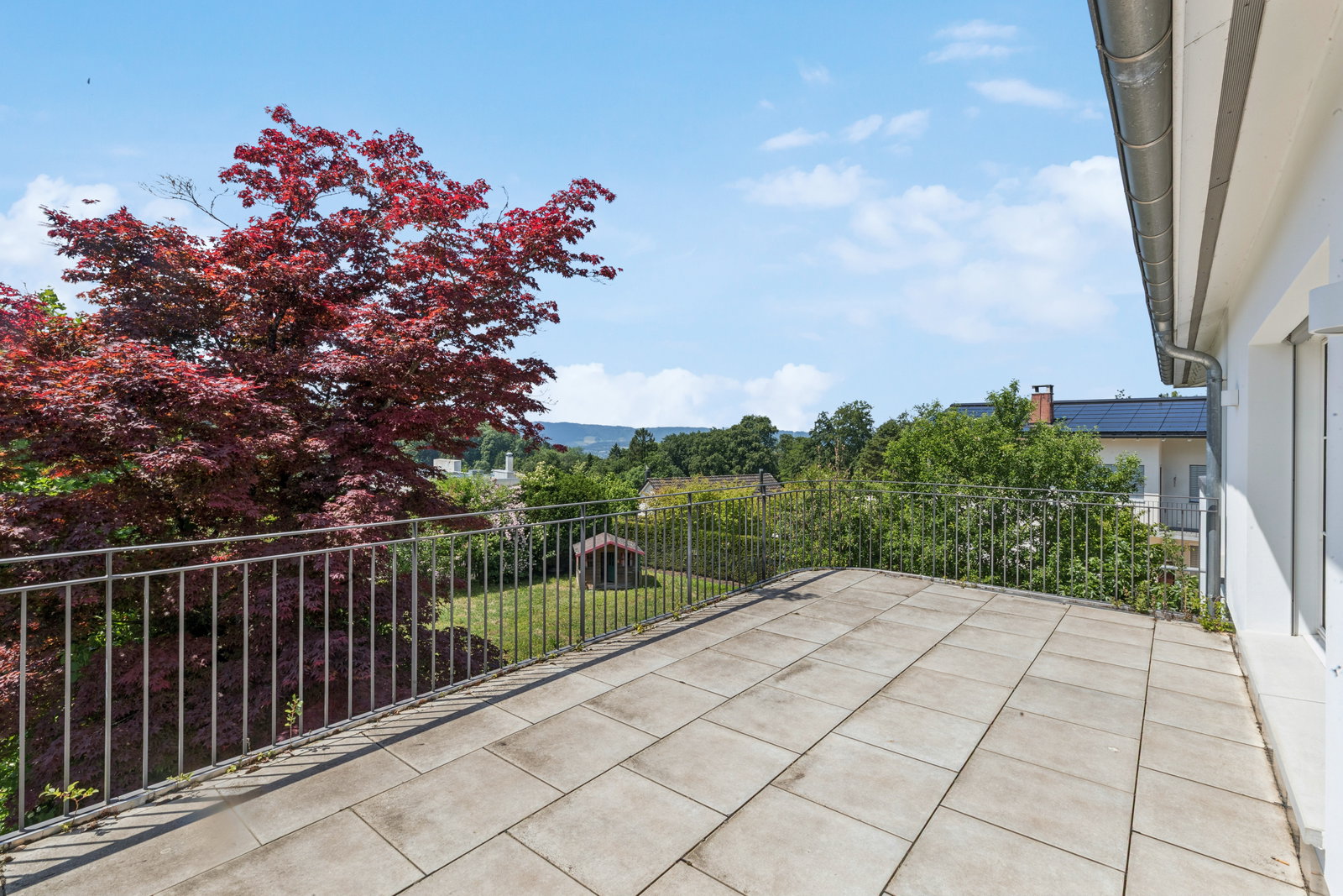 Große Dachterrasse mit Gartenblick