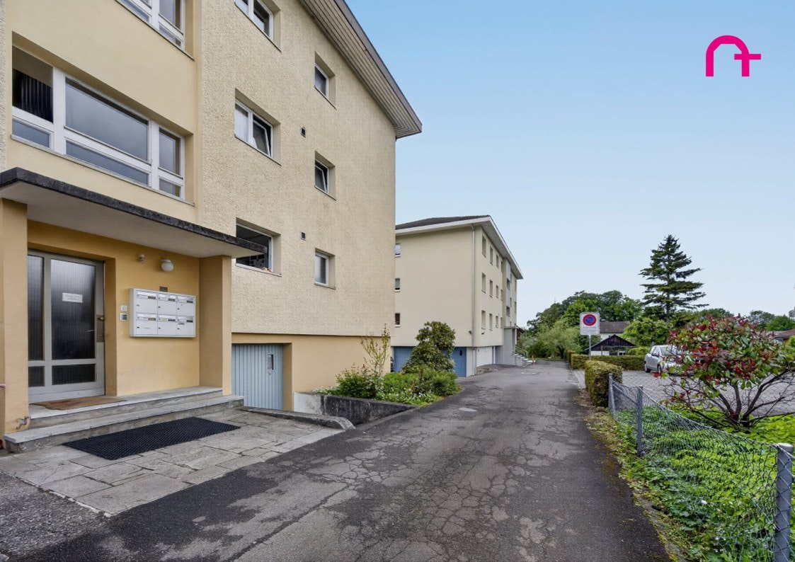 Mehrfamilienhaus mit Zufahrt und Hauseingang