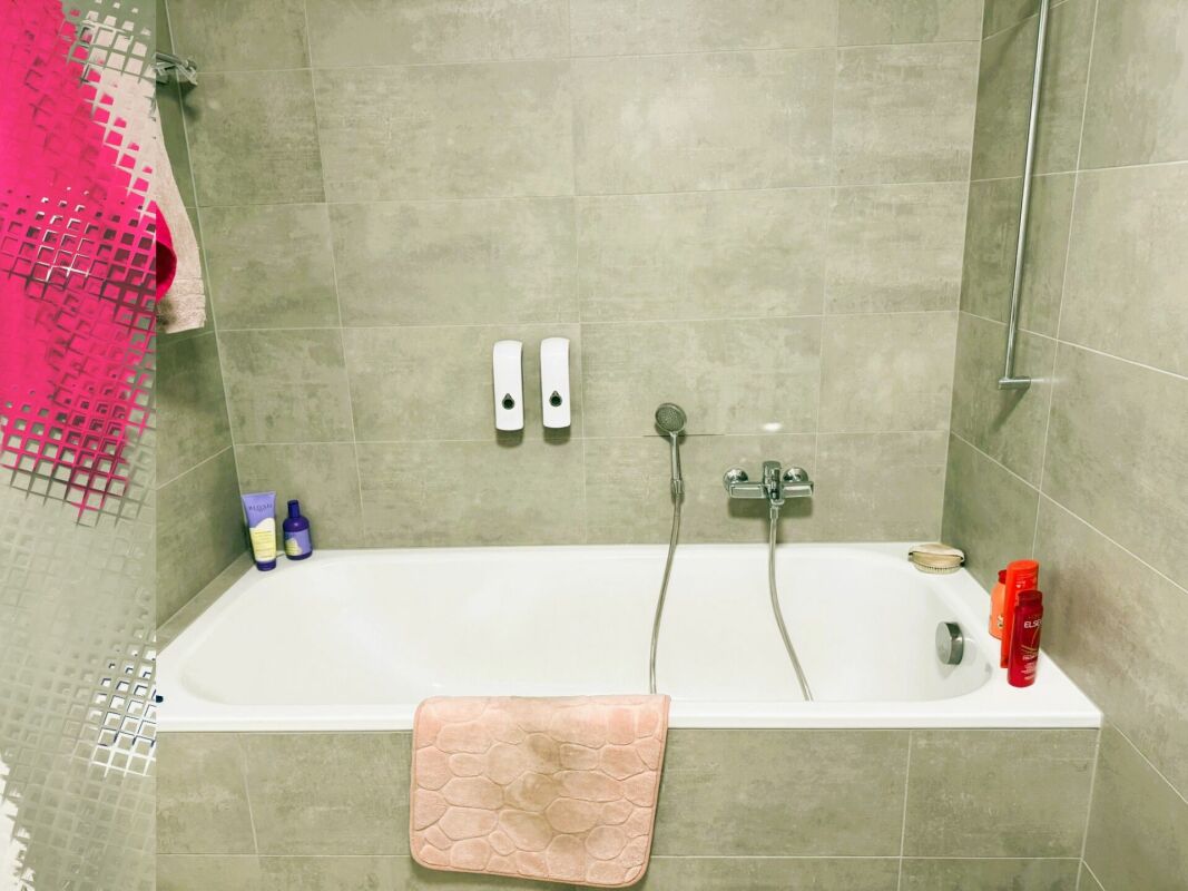 Modernes Badezimmer mit Badewanne