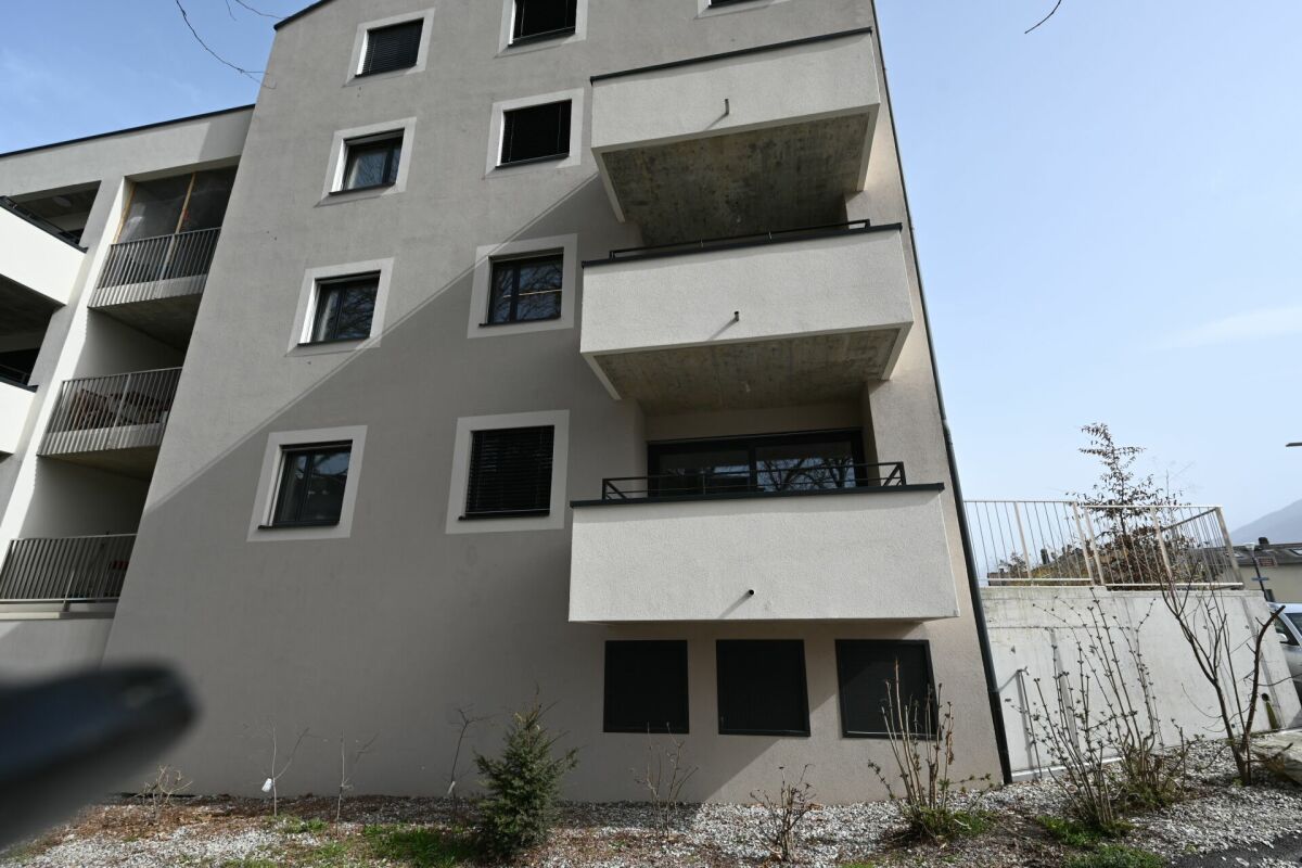 Mehrstöckiges modernes Wohngebäude mit Balkonen