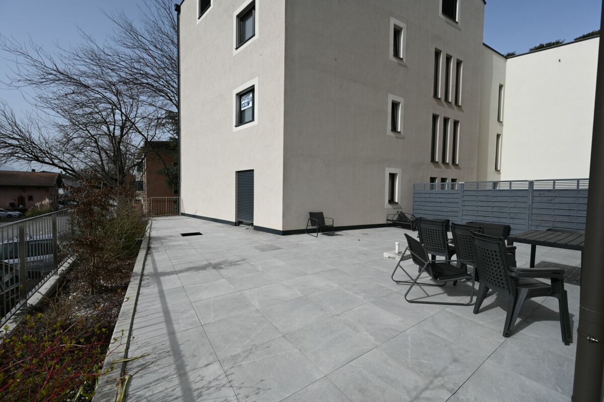 Terrasse an modernem Mehrfamilienhaus