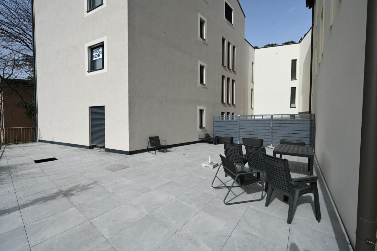 Moderner Innenhof mit Sitzgruppe