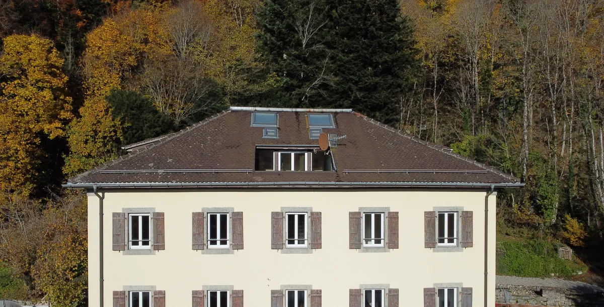 Außenansicht eines Hauses mit Walmdach in Waldlage