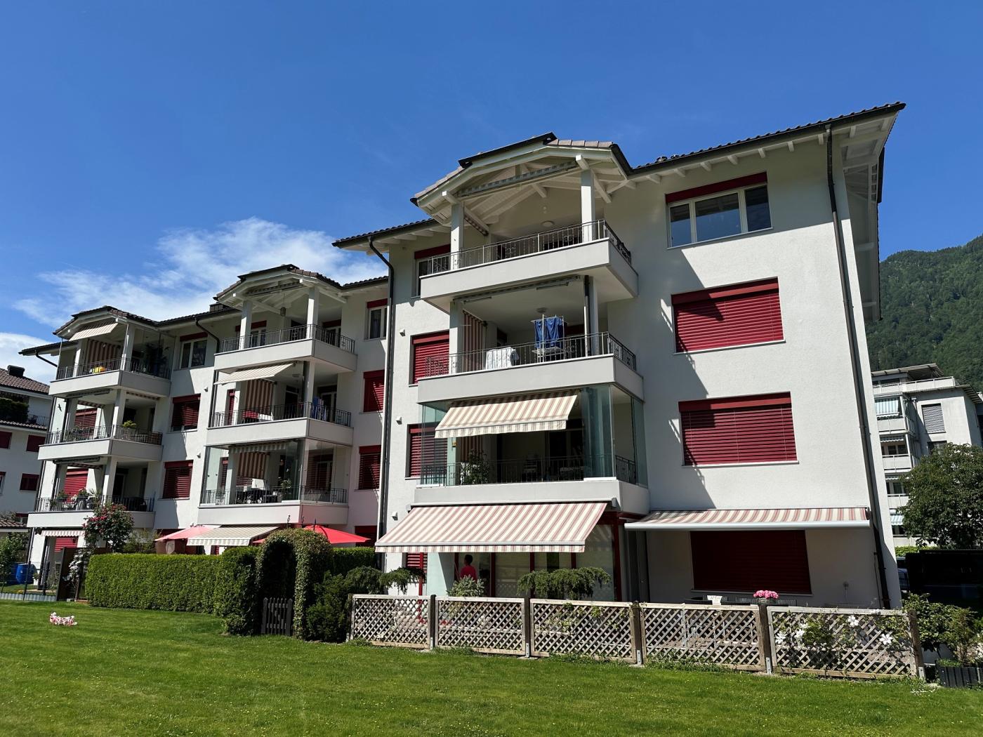 Mehrfamilienhaus mit Balkonen und Garten