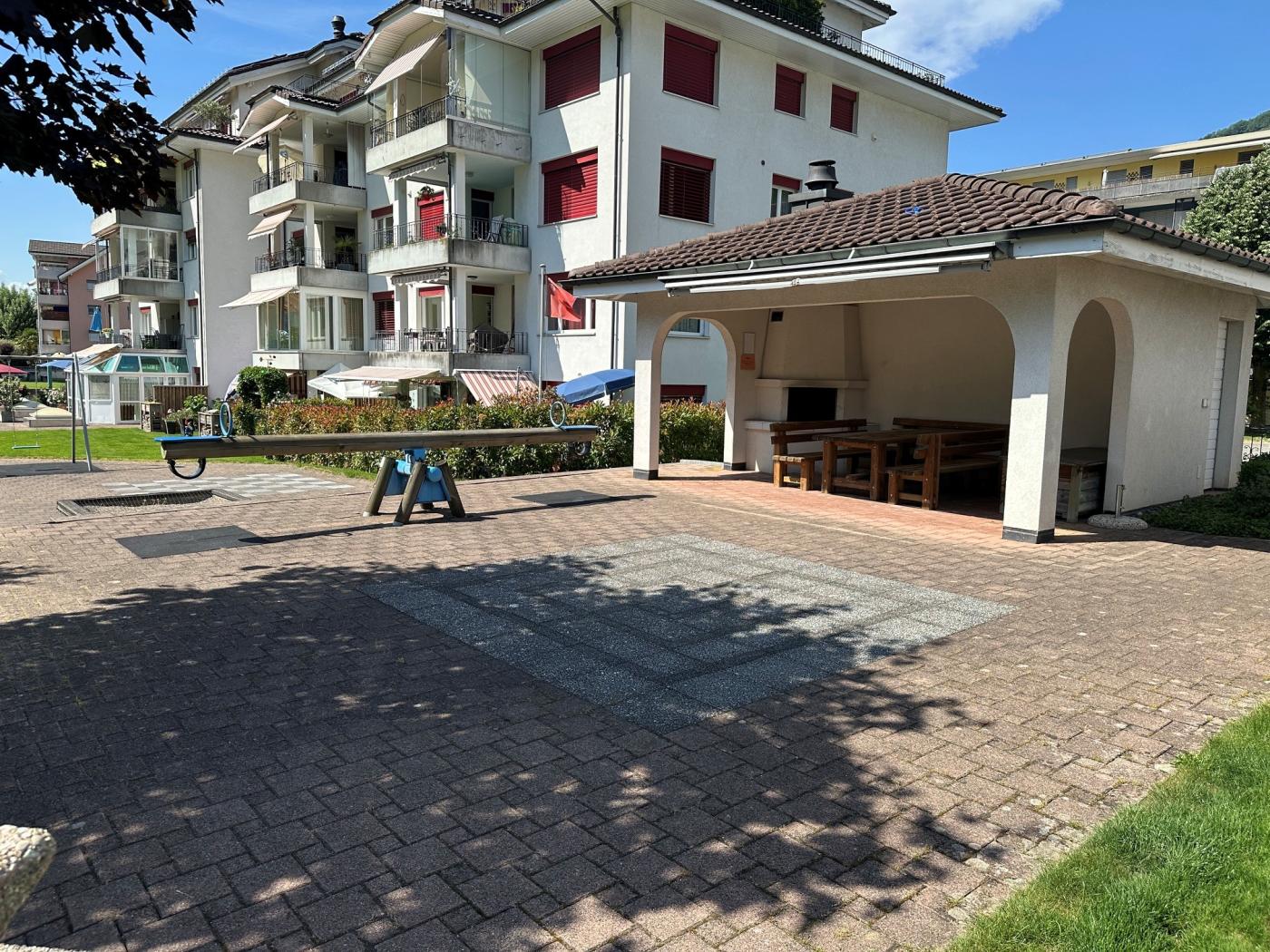 Außenbereich mit überdachter Sitz- und Grillzone