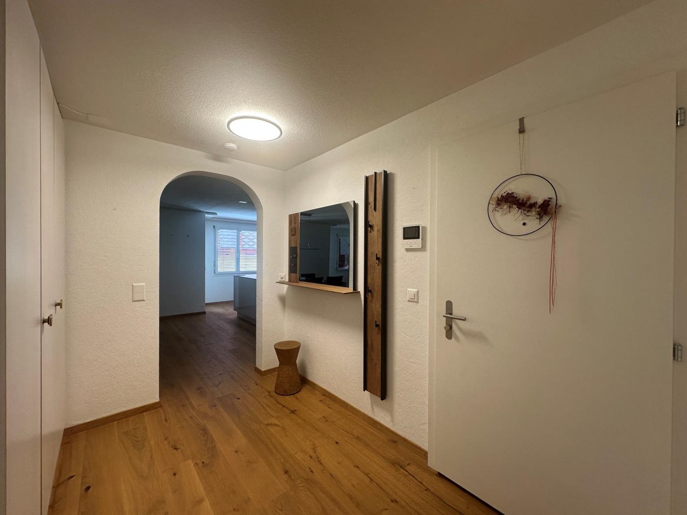 Heller Flur mit Holzfußboden