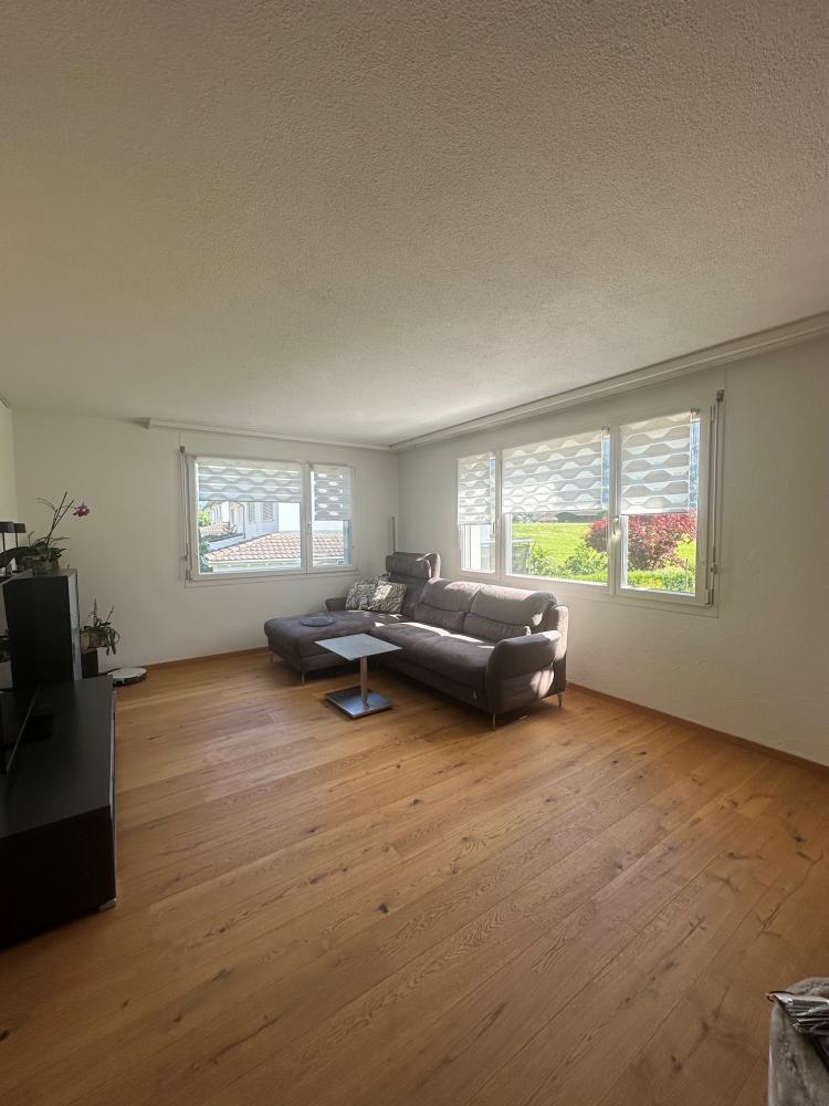 Helles Wohnzimmer mit Ecksofa