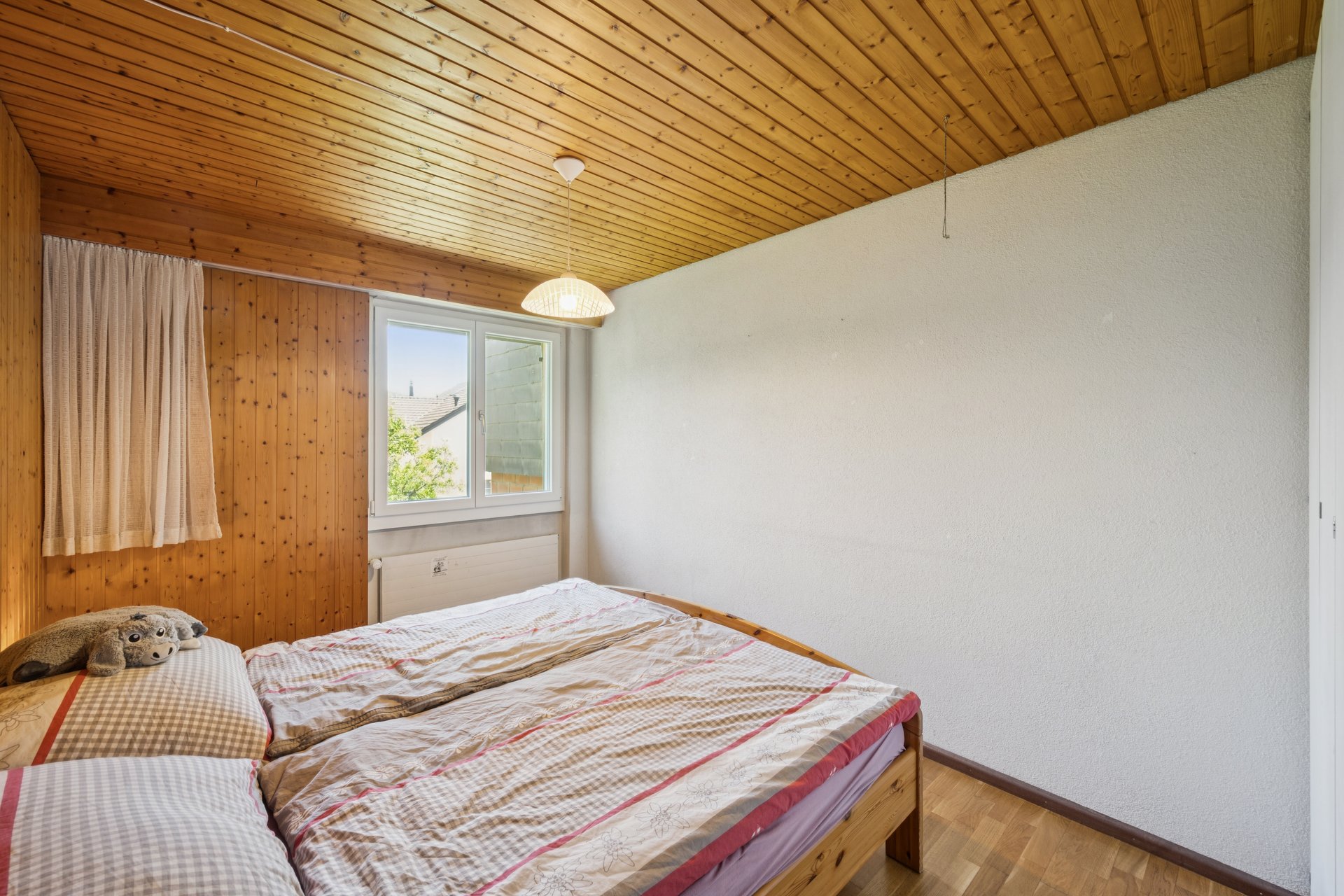 Schlafzimmer mit Holzdecke