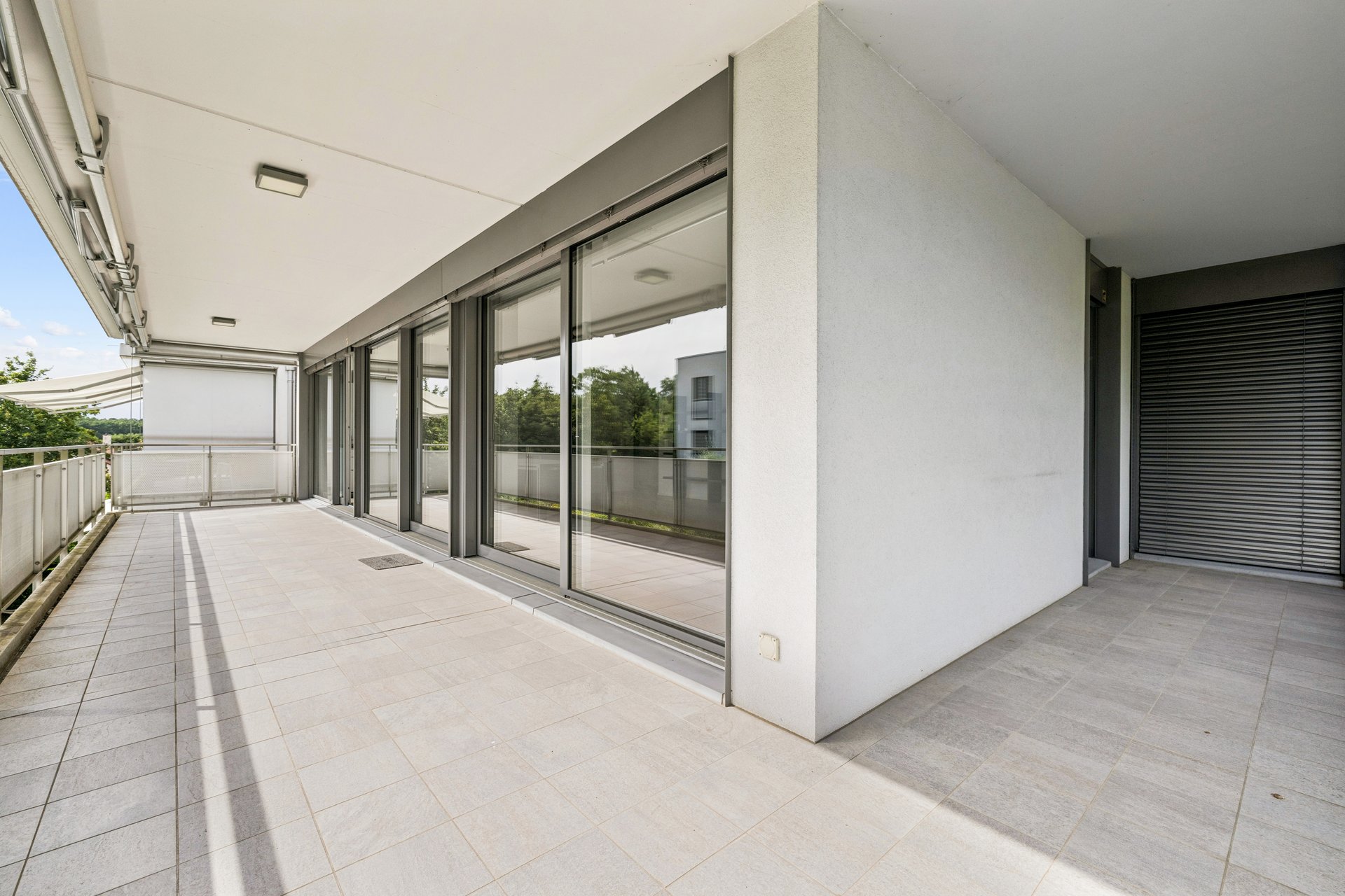 Große überdachte Terrasse mit Schiebetüren