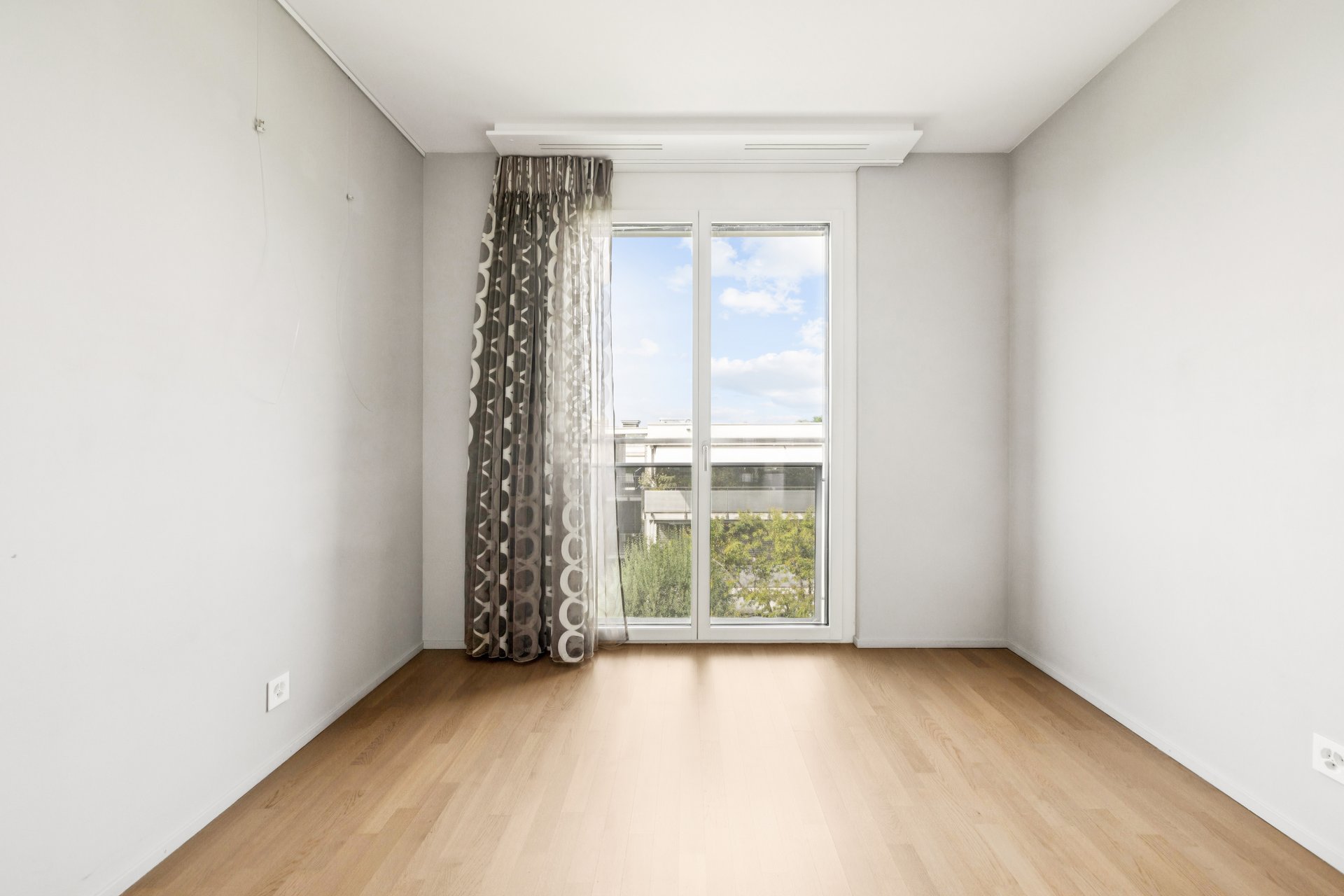 Heller leerer Raum mit Balkon- bzw. Fensterblick