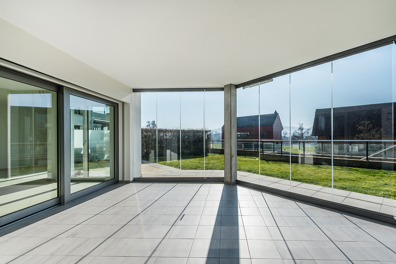Verglaste Terrasse mit Gartenblick