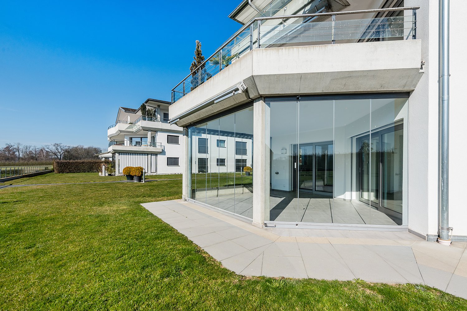 Moderne Wohnanlage mit großzügiger Glasfront