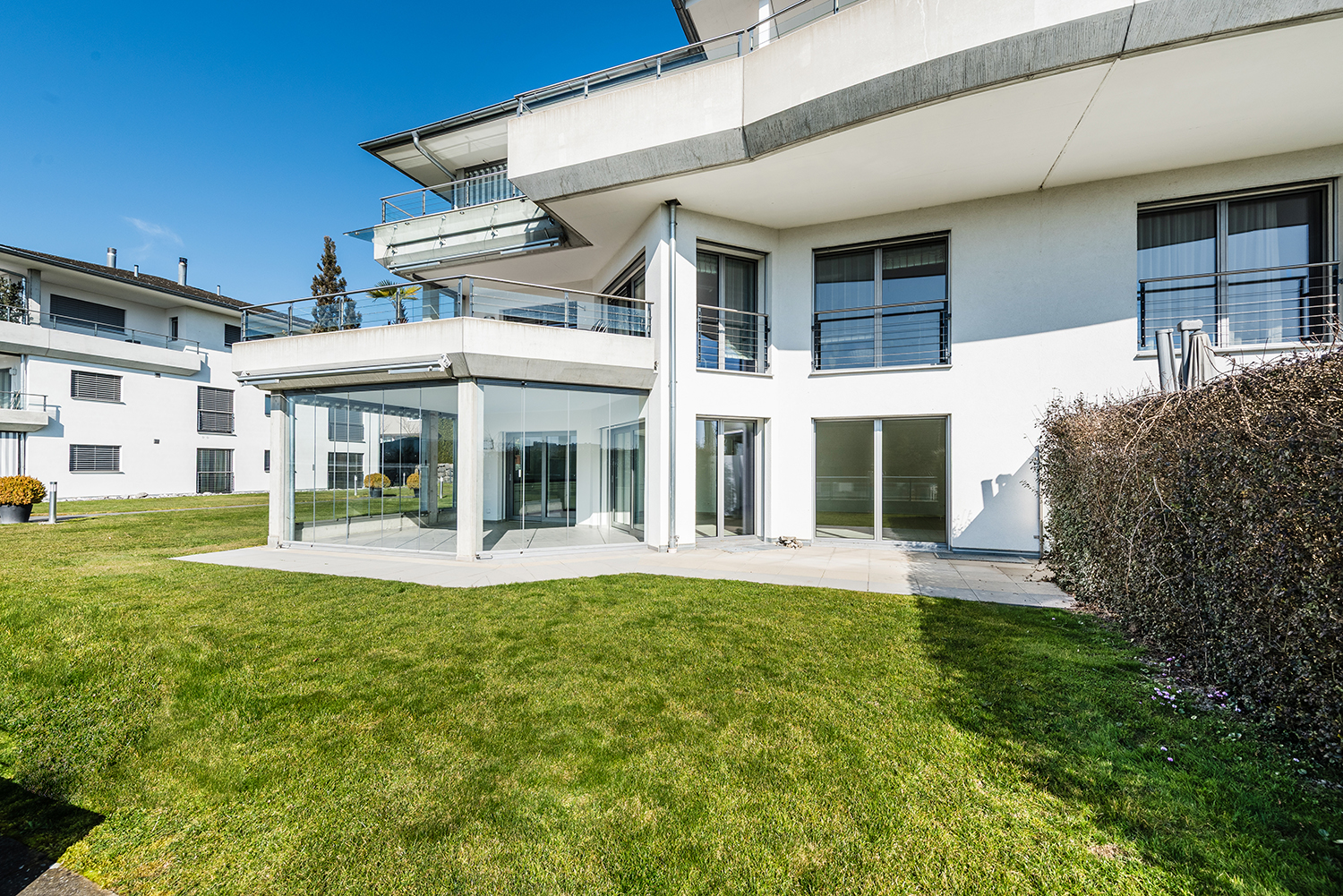 Moderne Wohnanlage mit Garten