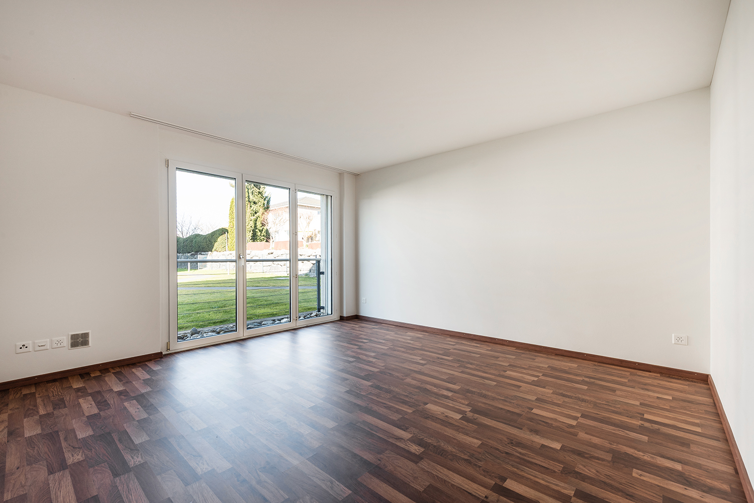 Heller leerer Raum mit Balkon- oder Terrassentür