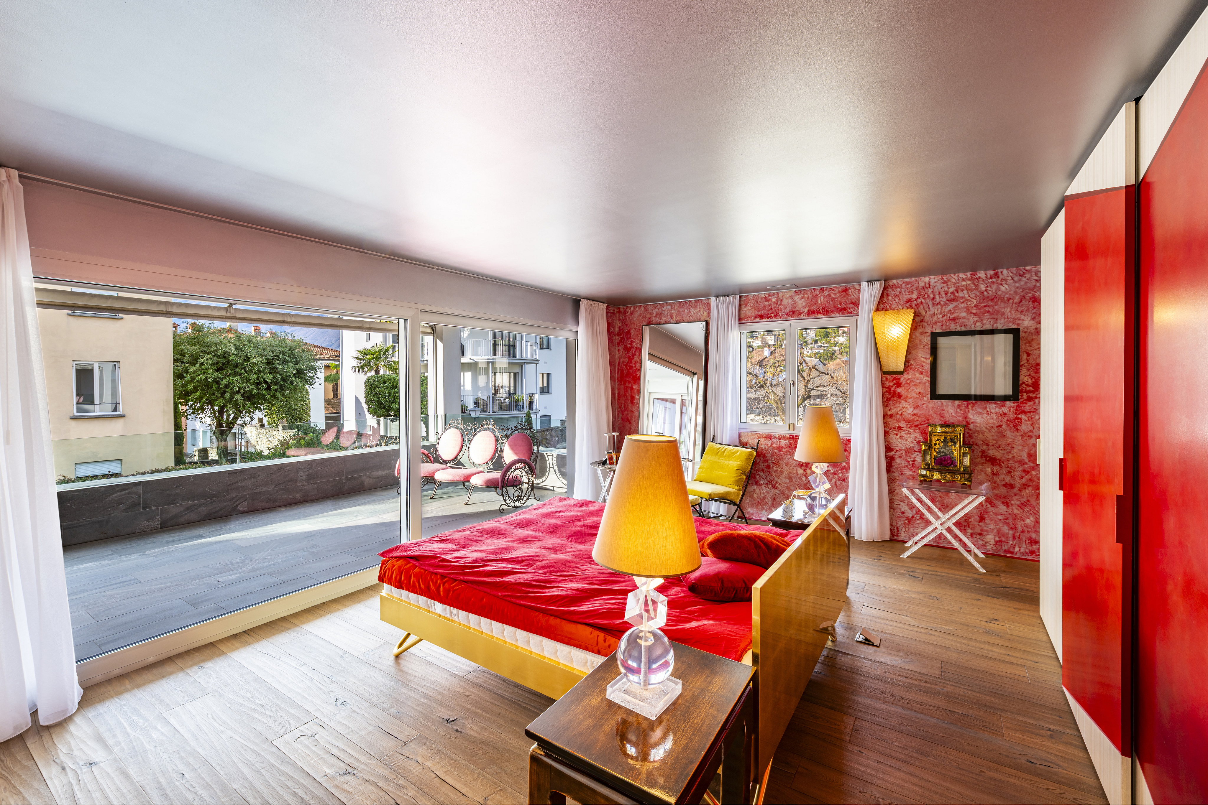 Bunt gestaltetes Schlafzimmer mit Terrasse