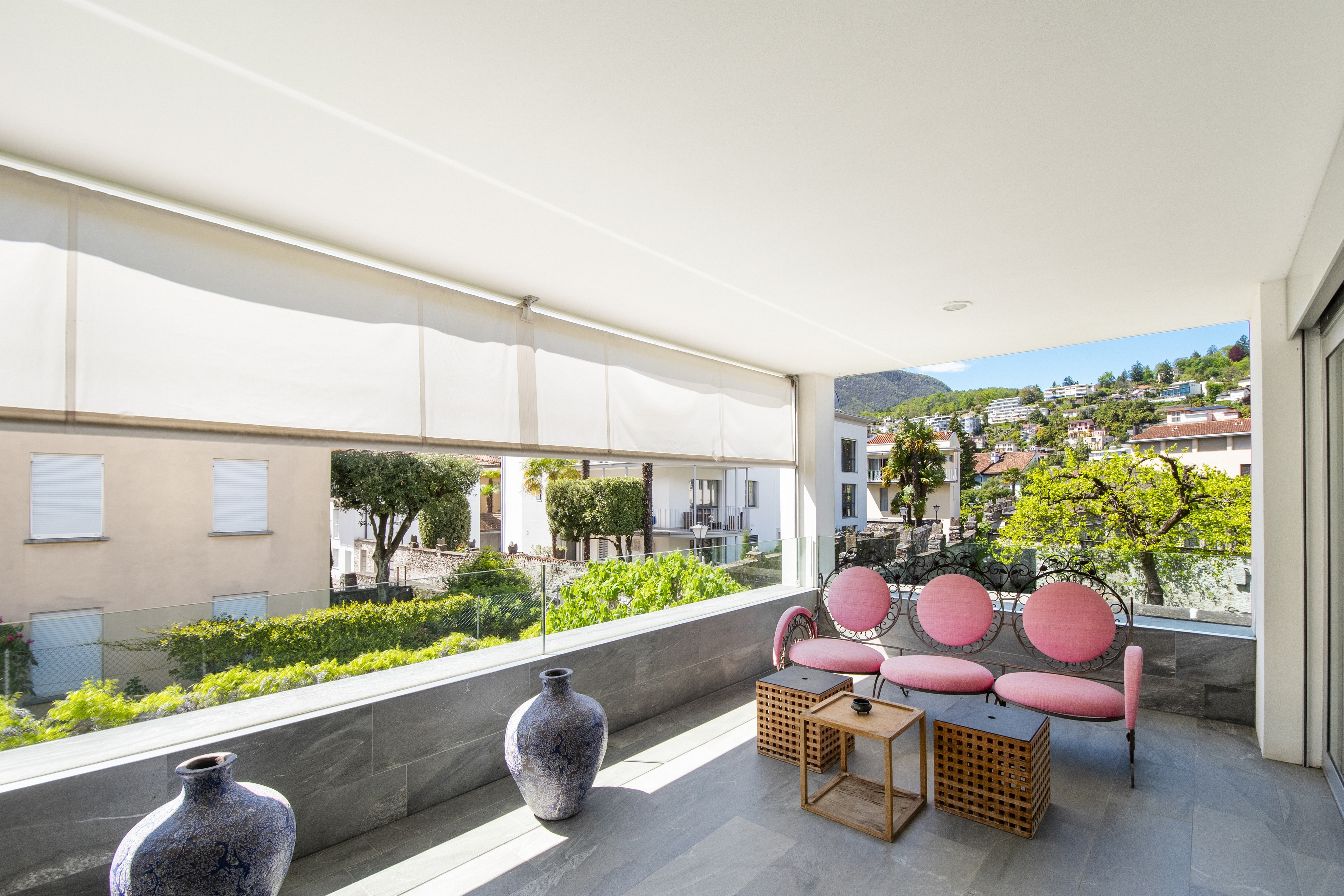Überdachte Terrasse mit Panoramablick