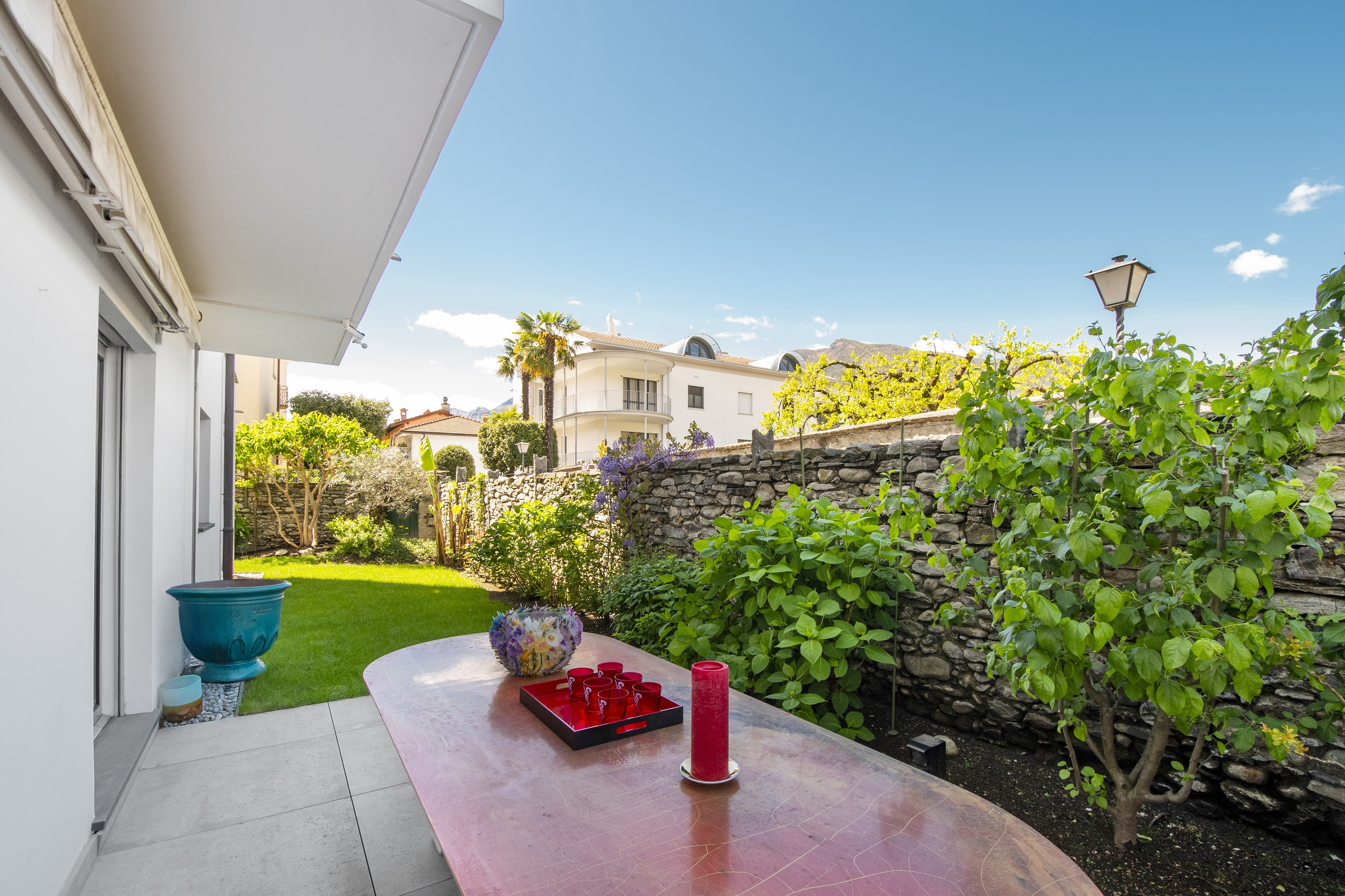 Garten-Terrasse mit Blick ins Grüne