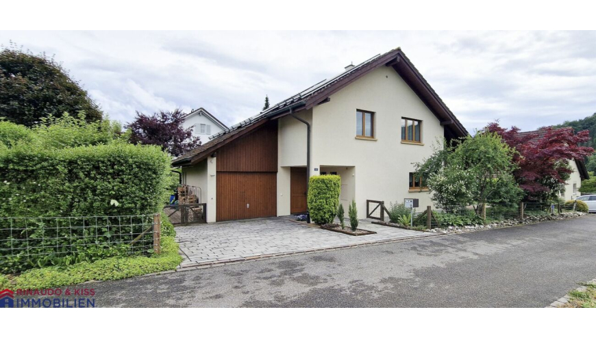 Einfamilienhaus mit Satteldach und gepflegtem Vorgarten