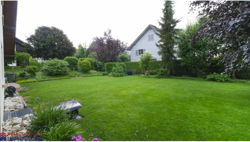 Großer gepflegter Garten mit Rasenfläche