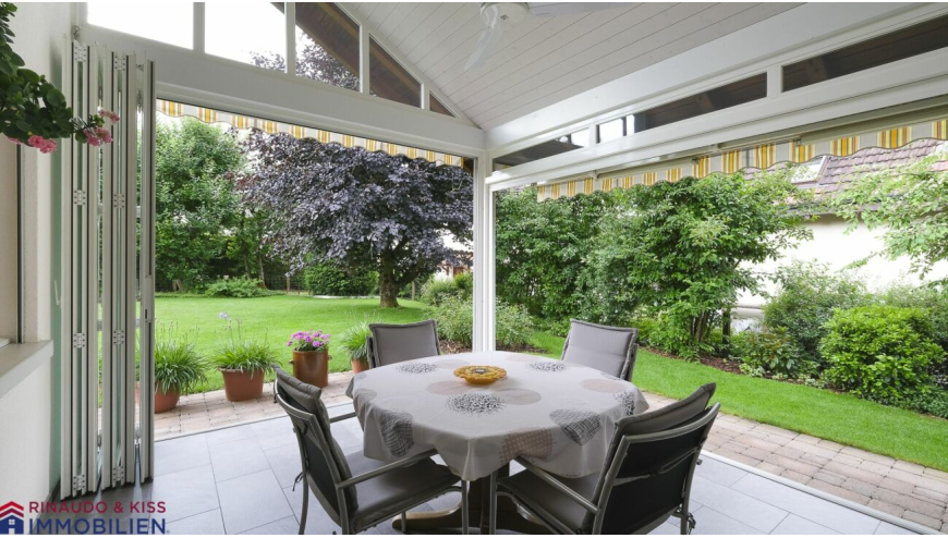 Überdachte Terrasse mit Gartenblick