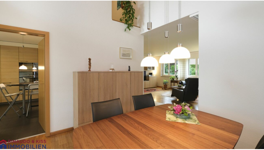 Offener Wohn- und Essbereich mit Blick in den Wohnraum