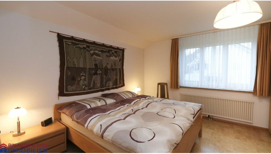 Schlafzimmer mit Doppelbett und Fenster