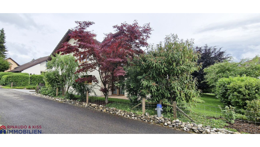 Wohnhaus mit gepflegtem Garten an einer ruhigen Straße