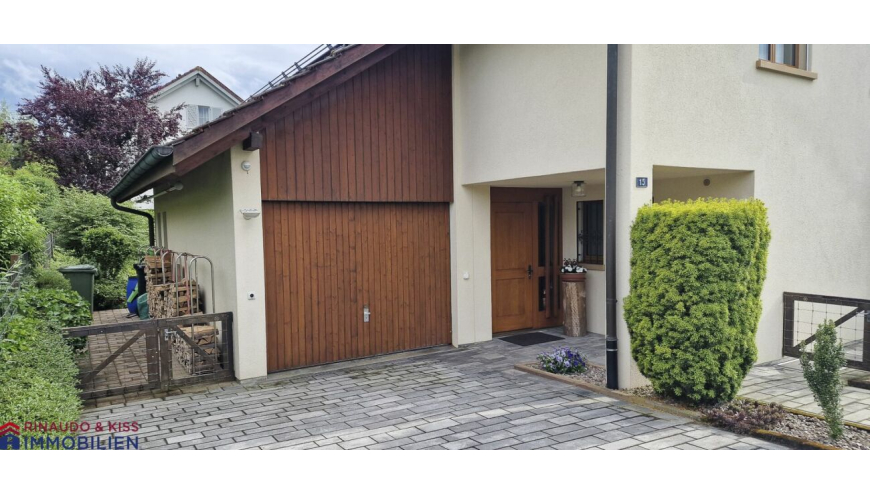 Außenansicht eines Hauses mit Einfahrt und Garage