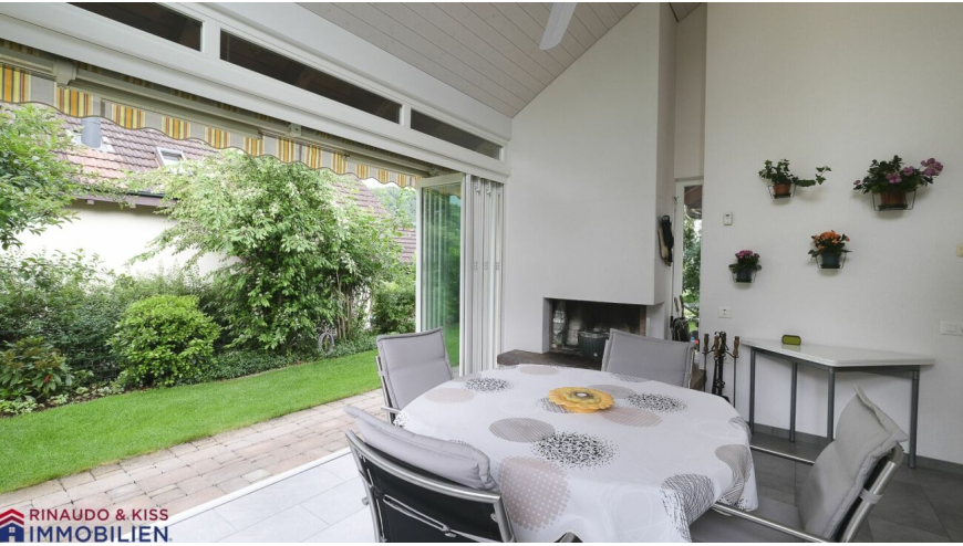 Überdachte Terrasse mit Gartenblick