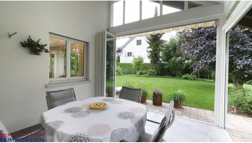 Heller Essbereich mit Gartenblick