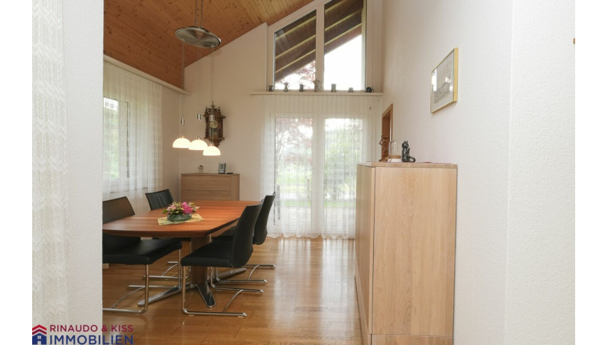 Esszimmer mit hoher Holzdecke