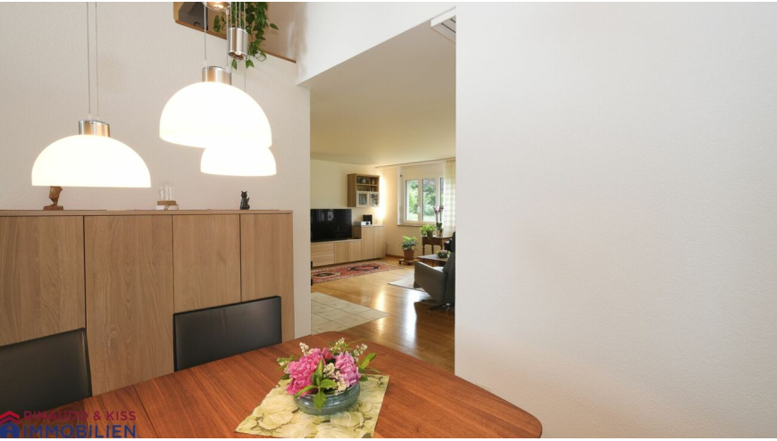 Essbereich mit Blick ins Wohnzimmer