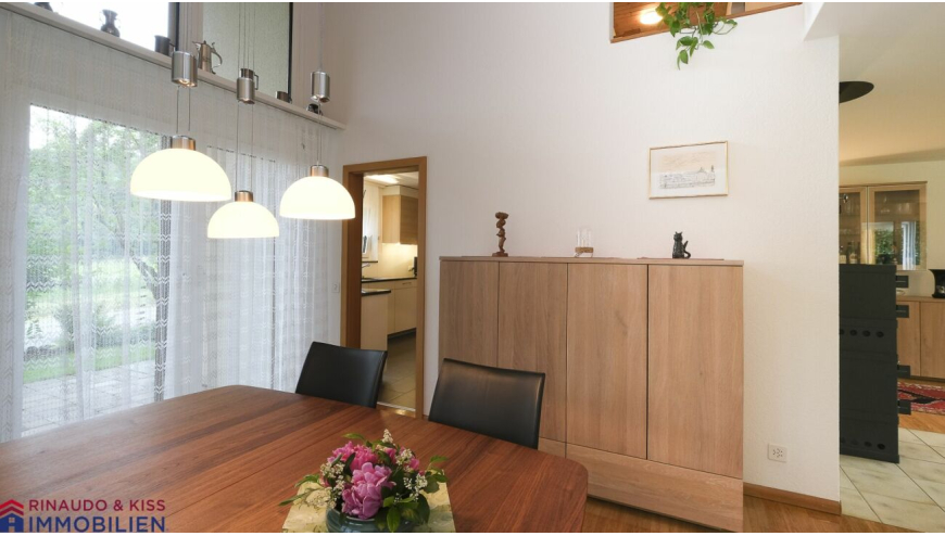 Essbereich mit Holzmöbeln und Pendelleuchte