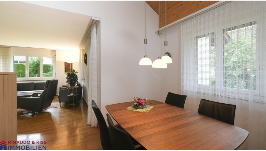 Offener Wohn- und Essbereich mit Blick ins Wohnzimmer