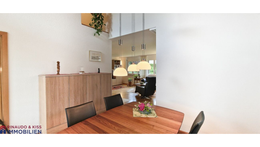 Essbereich mit Durchblick in den Wohnraum